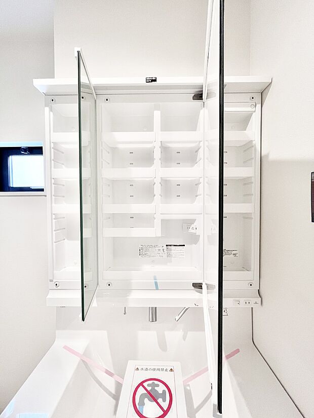 【その他設備(三面鏡裏収納)】三面鏡の裏に、化粧品や衛生用品などを収納可能。洗面台をすっきりと保ちます!