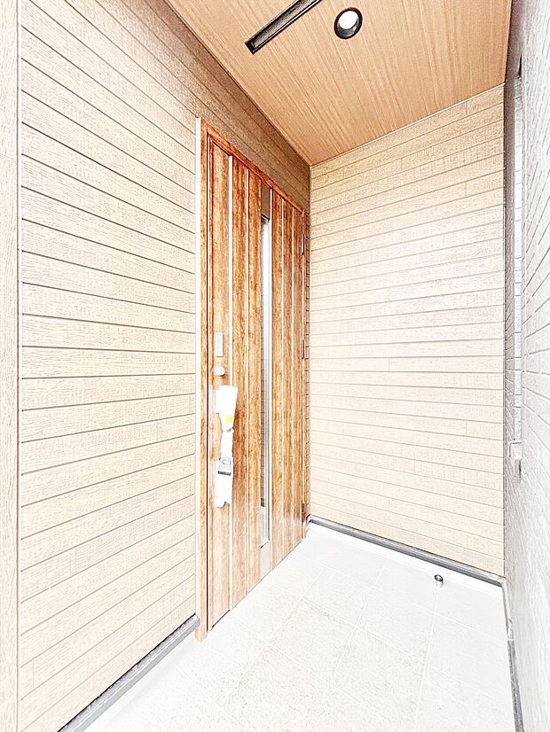 【玄関】玄関前は雨が降っても濡れにくい屋根付き