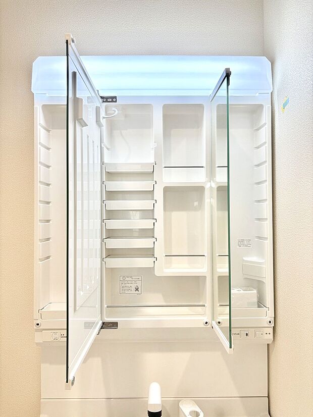 【その他設備(三面鏡裏収納)】三面鏡の裏に、化粧品や衛生用品などを収納可能。洗面台をすっきりと保ちます！