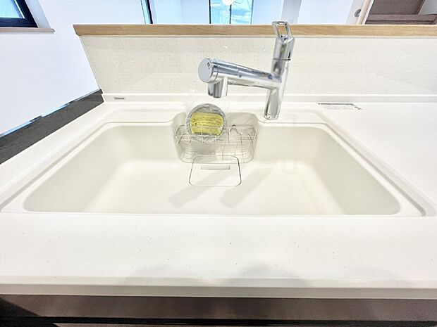【その他設備(シンク)】広々としたシンクでお料理やお皿洗いもラクラク快適に！