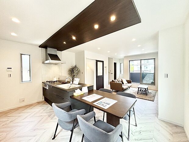 【ダイニング】家族の笑顔が自然と生まれてくる、そんな雰囲気のダイニングに仕上がっています。