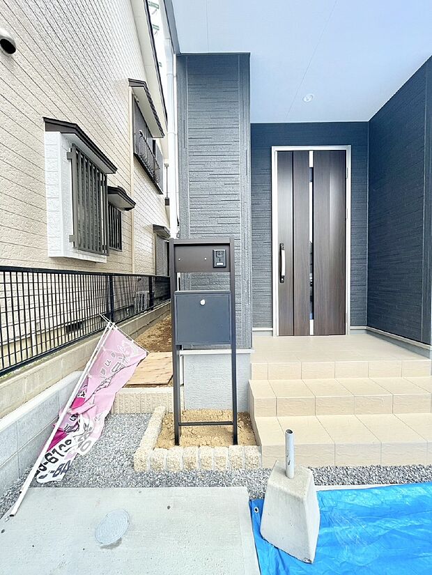 【その他現地】表札・インターホン・ポストをひとつに集約。エントランスになじむシンプルデザイン。