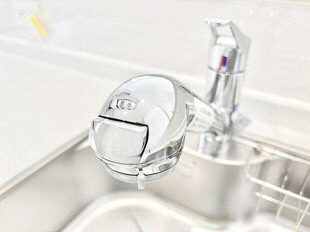 【その他設備(蛇口一体型浄水器)】いつでも清潔なおいしいお水を。一つの水栓で水道水と浄水を使い分け。