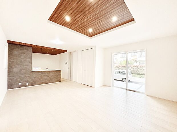 【ダイニング】家族の笑顔が自然と生まれてくる、そんな雰囲気のダイニングに仕上がっています。