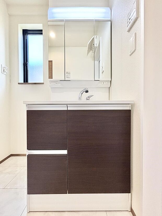 【洗面台・洗面所】大きく見やすい三面鏡で清潔感ある洗面台は、身だしなみチェックや肌のお手入れにおすすめです。