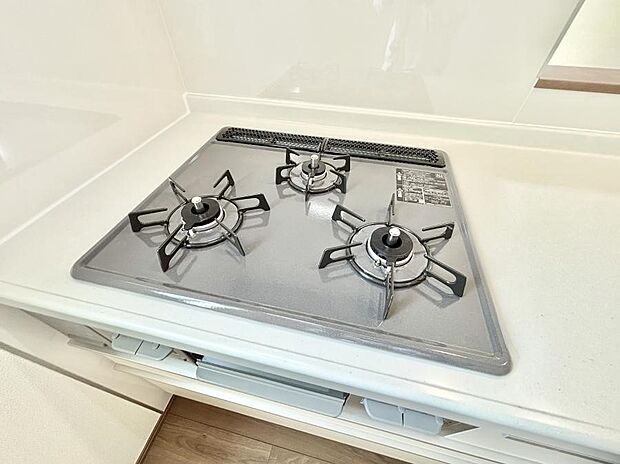 【その他設備(Ｓｉセンサーコンロ)】ガスコンロはＳｉセンサー搭載。火力調節や焦げ付き・消し忘れも防いでくれます。