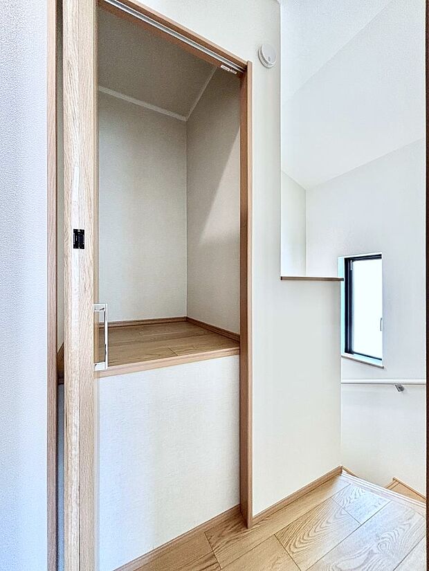 【その他設備(廊下収納)】廊下収納。掃除道具や季節の小物を収納することができます。