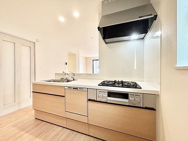 【ダイニングキッチン】料理をしながらでもご家族との会話を楽しめる対面キッチン