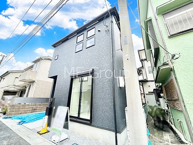 【現地外観写真】暮らしやすさと居心地の良さにこだわったシンプルで飽きのこないデザイン