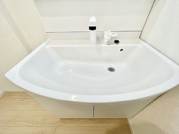 【その他設備(シャワー付き洗面台)】ハンドシャワー付き！使いやすい洗面台。