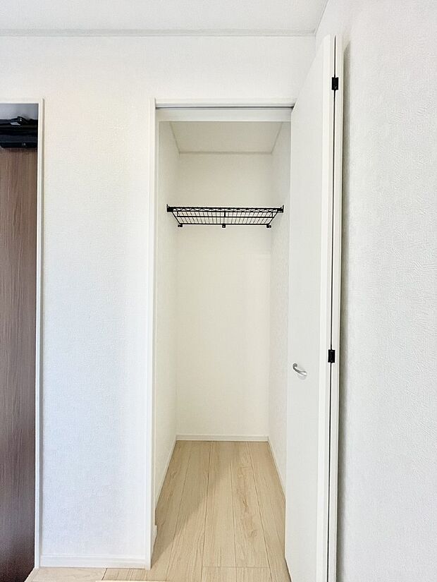 【その他設備(廊下収納)】廊下収納。掃除道具や季節の小物を収納することができます。