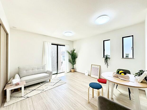 【リビング】自然光が取り込まれ、家族団らんの場所を明るく演出