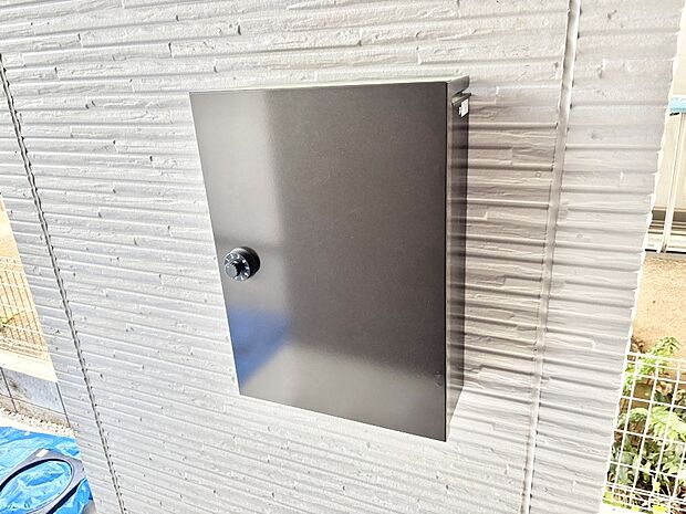 【その他現地】シンプルデザインのポスト。