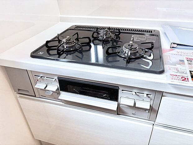 【その他設備(Siセンサーコンロ)】ガスコンロはSiセンサー搭載。火力調節や焦げ付き・消し忘れも防いでくれます。