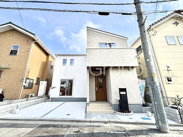 【現地外観写真】開放感溢れる広々リビングで家族団らんが楽しめるマイホーム
