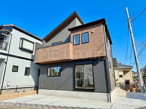 【現地外観写真】上質感あふれる外観デザイン。魅力の住まいを実現。 