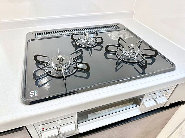 【その他設備(Siセンサーコンロ)】ガスコンロはSiセンサー搭載。火力調節や焦げ付き・消し忘れも防いでくれます。