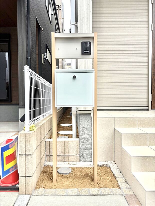 【その他現地】シンプルデザインのポスト。