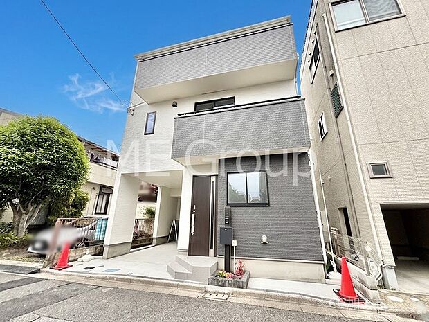 【現地外観写真】洗練された外観、上質な住空間が広がる室内は永く安心して過ごせる住居です。 