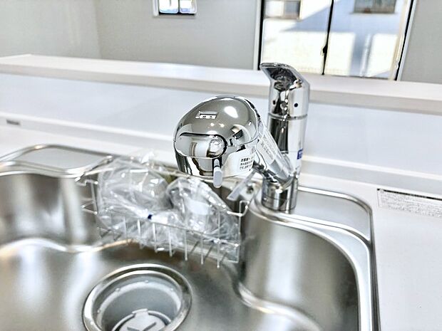 【その他設備(浄水器)】いつでも清潔なおいしいお水を。一つの水栓で水道水と浄水を使い分け。