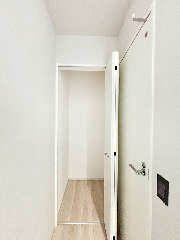 【その他設備(玄関ホール収納)】玄関ホール収納です。掃除道具やお出かけ用グッズの収納に便利です。