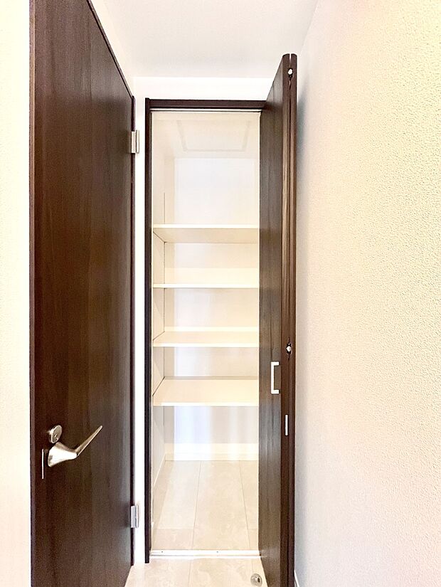 【その他設備(廊下収納)】廊下収納。掃除道具や季節の小物を収納することができます。