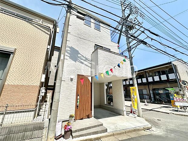 【現地外観写真】洗練された外観、上質な住空間が広がる室内は永く安心して過ごせる住居です。