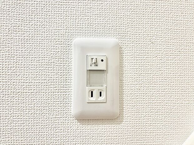 【その他設備(足元灯)】足元灯を設置して安全に配慮しました。