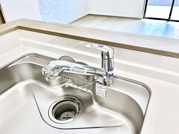【その他設備(浄水器)】いつでも清潔なおいしいお水を。一つの水栓で水道水と浄水を使い分け。