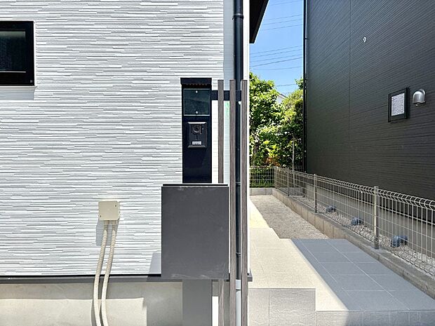 【その他現地】シンプルデザインのポスト。