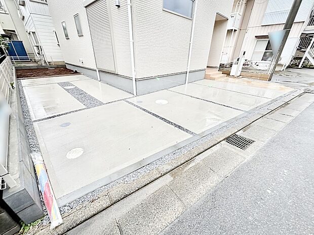 【駐車場】駐車2台可能！急なお客様の駐車に。また、ご家族の自転車スペースとしても大活躍。