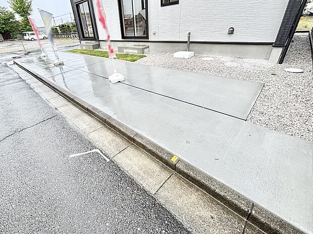 【駐車場】3台（車種による）駐車可！ご家族みんなの自転車も置ける広々カースペース。