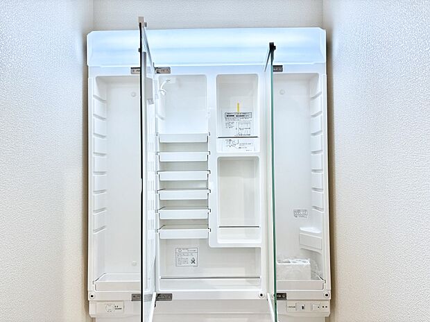 【その他設備(三面鏡裏収納)】三面鏡の裏に、化粧品や衛生用品などを収納可能。洗面台をすっきりと保ちます！
