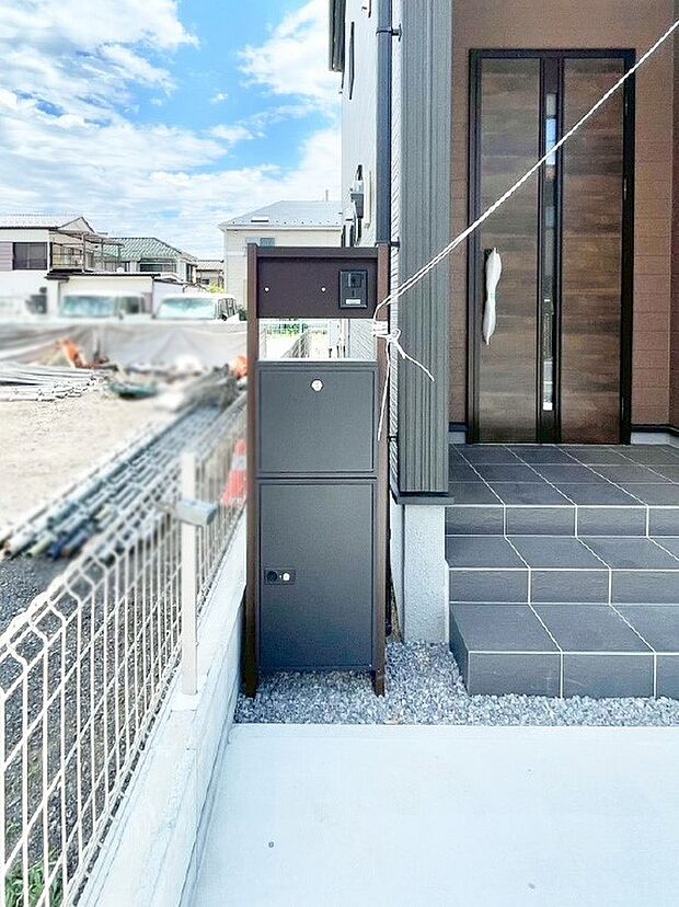 【その他現地】シンプルデザインのポスト。