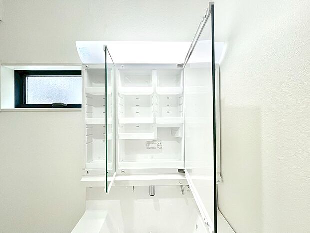 【その他設備(三面鏡裏収納)】三面鏡の裏に、化粧品や衛生用品などを収納可能。洗面台をすっきりと保ちます!