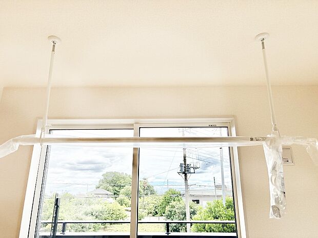 【その他設備(室内物干し)】室内物干しポール。梅雨や花粉の時期に大活躍します。