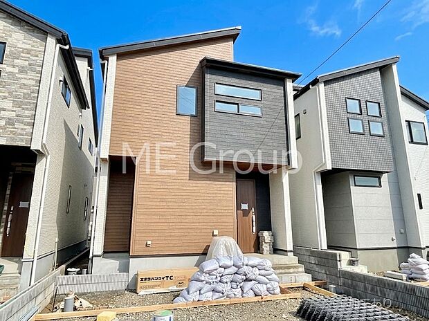 【現地外観写真】シンプルで落ち着きのある建物は住むかたの個性でオリジナルなものになっていきます。 