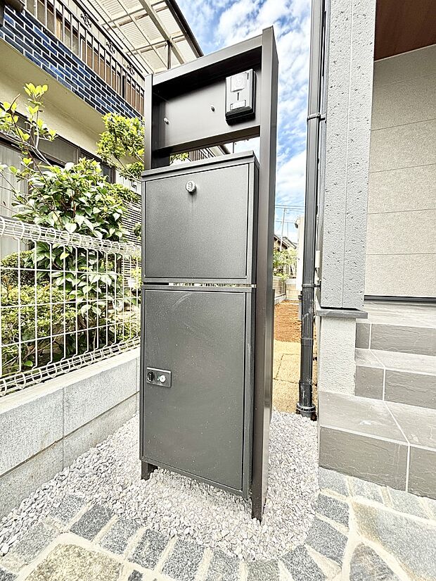 【その他現地】表札・インターホン・ポスト・宅配ＢＯＸをひとつに集約。エントランスになじむシンプルデザイン。
