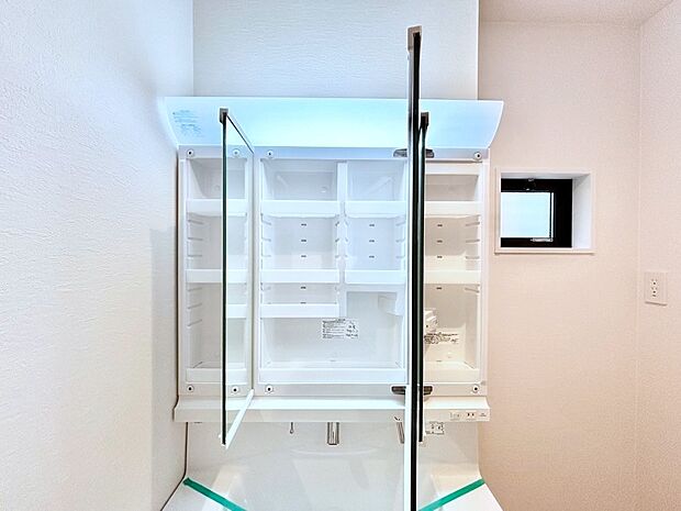 【その他設備(三面鏡裏収納)】三面鏡の裏に、化粧品や衛生用品などを収納可能。洗面台をすっきりと保ちます！