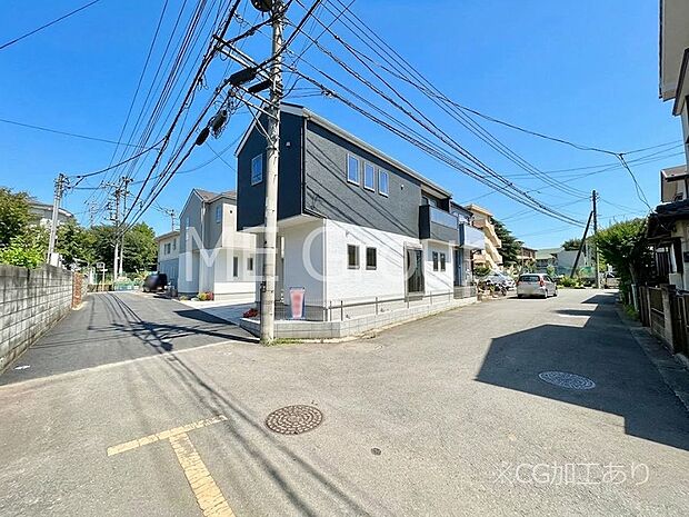 【前面道路含む現地写真】角地なので日当たりも良く、お家が堂々として見えます。