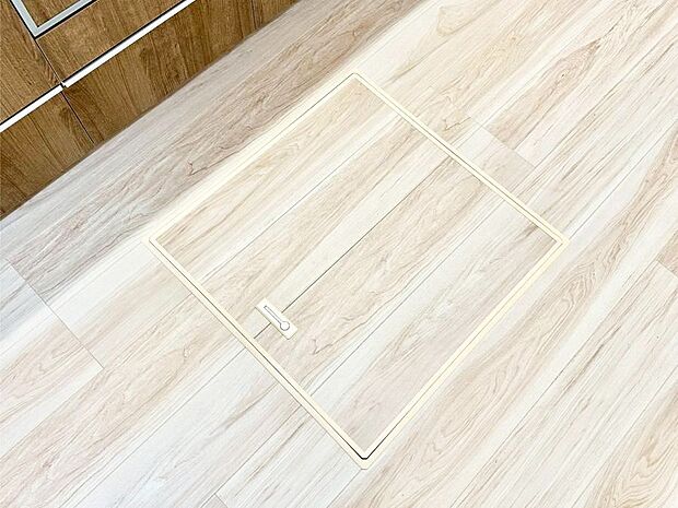 【その他設備(床下収納)】床下収納付き！日用品・非常用品の収納にも大活躍。