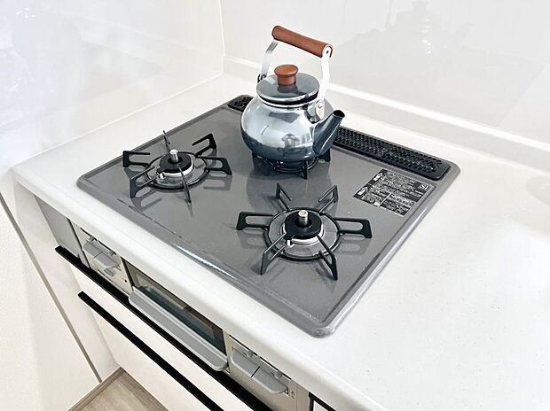 【その他設備(Ｓｉセンサーコンロ)】ガスコンロはＳｉセンサー搭載。火力調節や焦げ付き・消し忘れも防いでくれます。