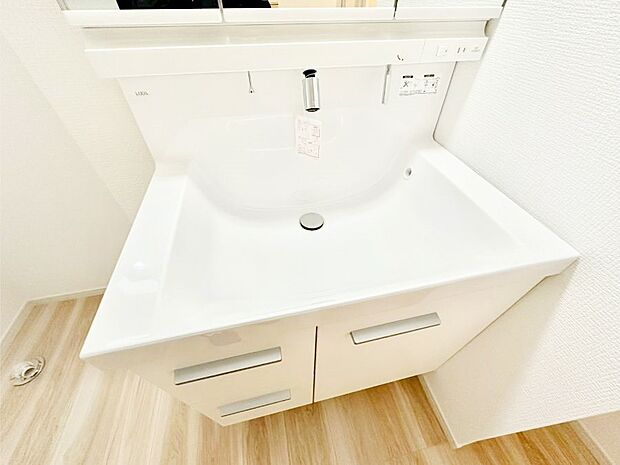 【その他設備(シャワー水栓洗面化粧台)】ハンドシャワー付き！使いやすい洗面台。