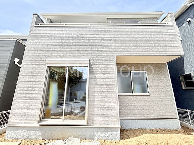 【現地外観写真】たっぷりの陽光と心地よい風が舞い込む住まい