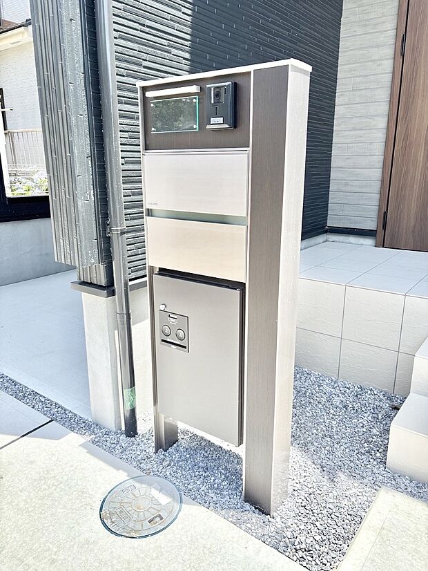 【その他現地】シンプルデザインのポスト。