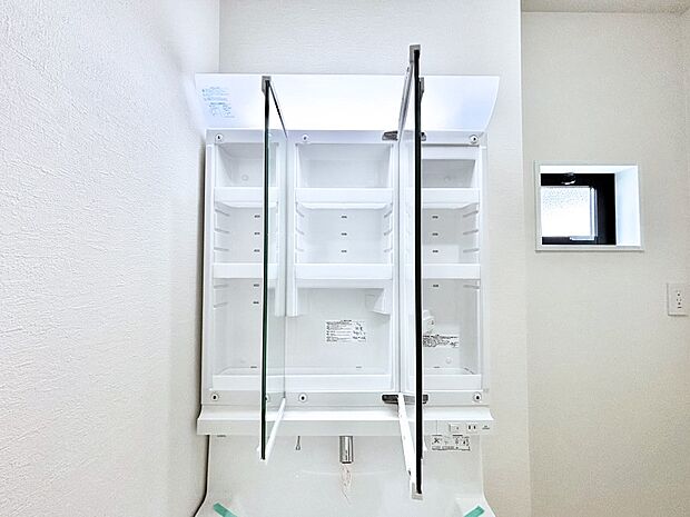 【その他設備(三面鏡裏収納)】三面鏡の裏に、化粧品や衛生用品などを収納可能。洗面台をすっきりと保ちます！