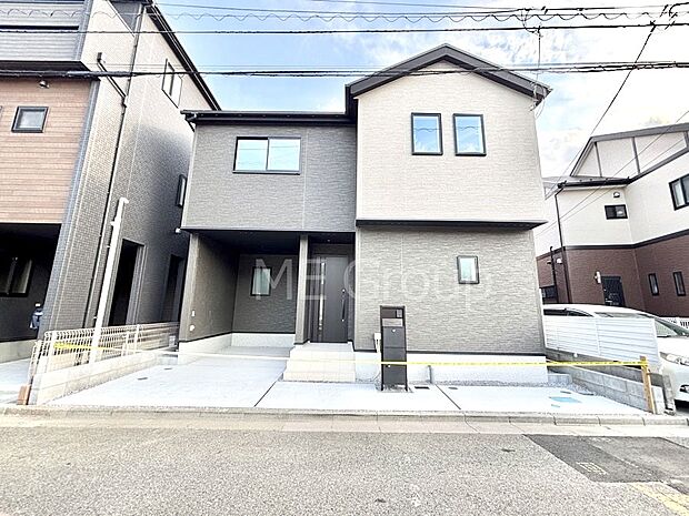 【現地外観写真】洗練された外観、上質な住空間が広がる室内は永く安心して過ごせる住居です。