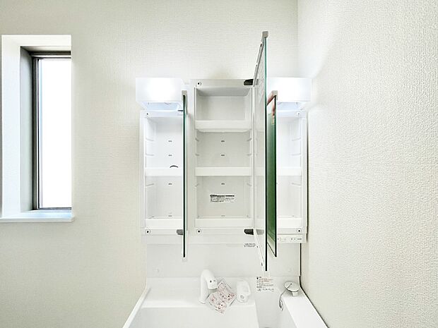 【その他設備(三面鏡裏収納)】三面鏡の裏に、化粧品や衛生用品などを収納可能。洗面台をすっきりと保ちます！