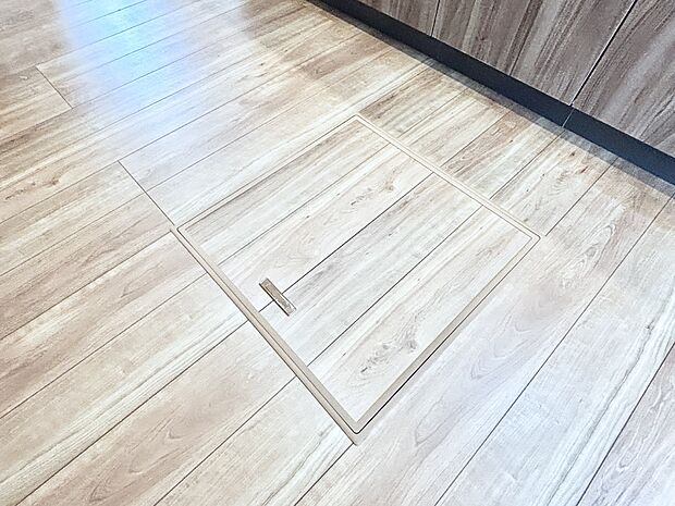 【その他設備(床下収納)】床下収納付き！日用品・非常用品の収納にも大活躍。