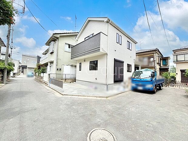 【前面道路含む現地写真】角地なので日当たりも良く、お家が堂々として見えます。
